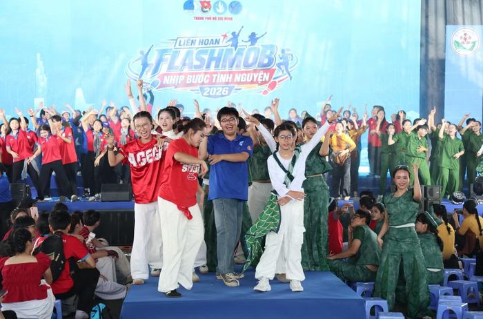 Một trong những hoạt động đặc sắc, thu hút đông đảo bạn trẻ tham gia là Liên hoan flashmob “Nhịp bước tình nguyện”.