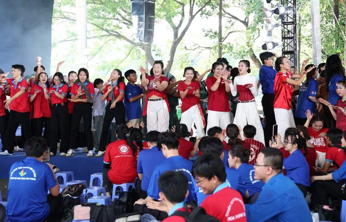 Hòa trong sân chơi lý thú này, các em học sinh sinh viên, đoàn viên thanh niên thuộc các trường học, cơ sở Đoàn trên khắp thành phố đã cùng góp nên những tiết mục nhảy đặc sắc mang dấu ấn riêng của đơn vị mình.