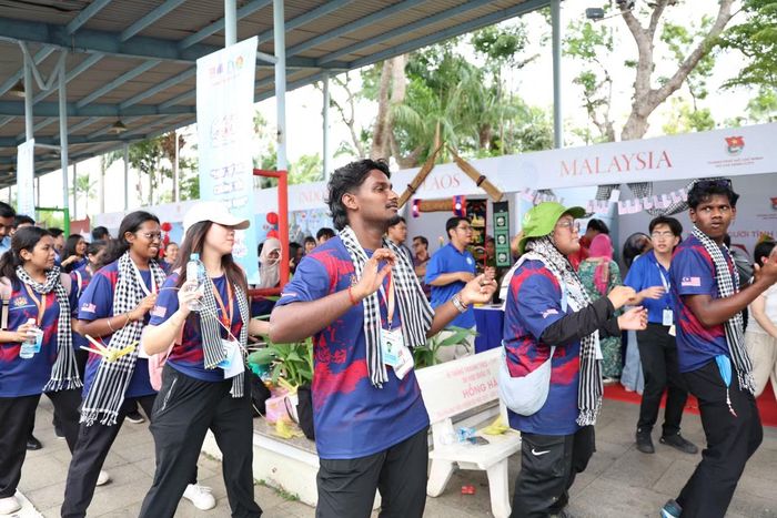 Các chiến sĩ tình nguyện đến từ đất nước Malaysia cùng hòa vào không gian giao lưu sôi động, thân tình cùng các bạn trẻ TPHCM.