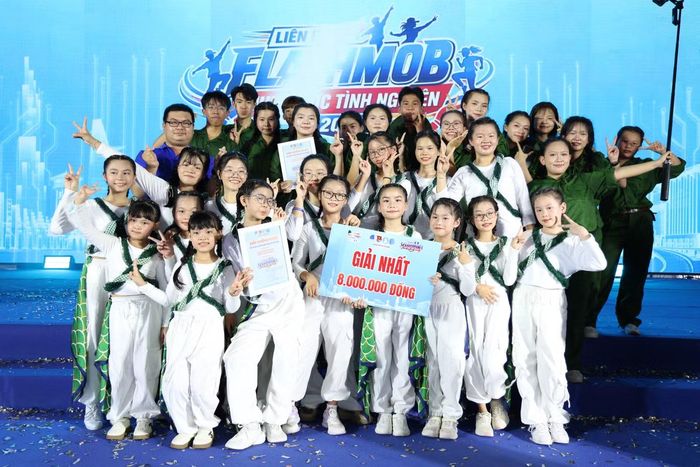  Là một trong những thành viên nhỏ tuổi nhất của CLB Nghệ thuật SK, em Trần Nguyễn Khánh Linh (học sinh lớp 6) cho biết nhóm đã tập trung tập luyện một tuần qua trước buổi thi hôm nay và rất phấn khởi khi đội đã giành được phần thưởng cao nhất. Kết quả﻿ này có sự dạy dỗ, đồng hành của các thầy cô, phụ huynh, trở thành niềm khích lệ lớn cho các bạn. 
