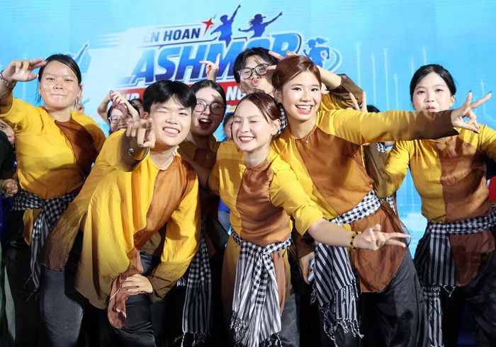 Theo ThS. Đoàn Huyền, điểm đặc biệt là dù kết thúc phần thi, các bạn trẻ đã nhiệt tình tham gia phần nhảy "gala" đẹp mắt sau đó, tạo nên màu sắc đa dạng và vui nhộn.