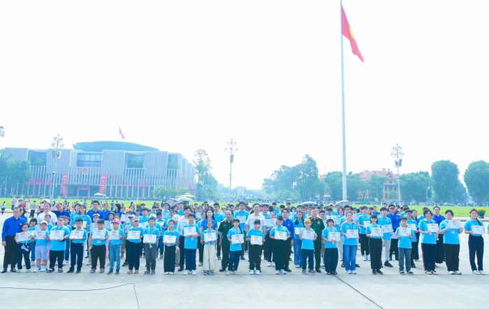 Các đại biểu tặng giấy khen, ghi nhận và biểu dương những thành tích nổi bật của các em học sinh trong học tập và rèn luyện.