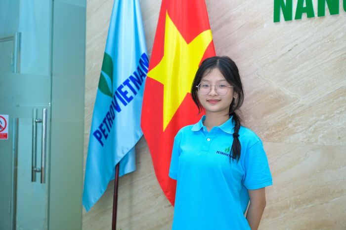 Em Ngô Trương Ngọc Anh bày tỏ niềm xúc động khi được tham gia chương trình và tìm hiểu những câu chuyện lịch sử.