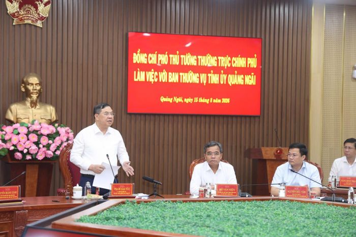 Phó Thủ tướng Thường trực Phạm Gia Túc phát biểu kết luận nhấn mạnh việc Quảng Ngãi cần quan tâm, phát triển công nghiệp lọc hóa dầu, hóa chất, cơ khí chế tạo, công nghiệp hỗ trợ và năng lượng.