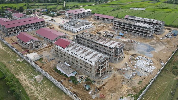 Gần 500 công nhân, cán bộ, chiến sĩ đang ngày đêm bám công trường, đẩy nhanh tiến độ xây dựng trường nội trú.