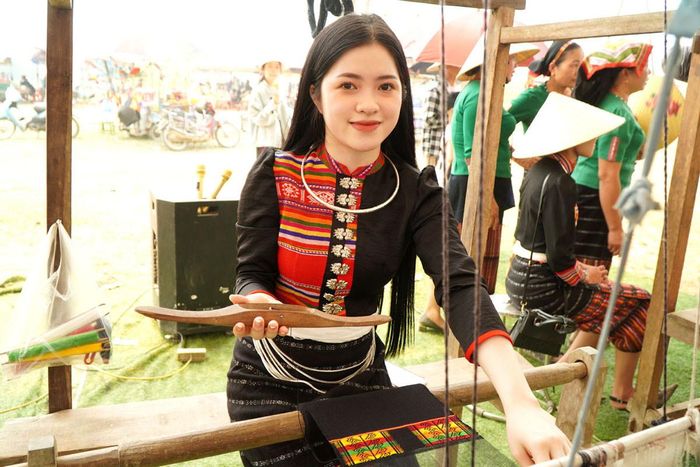 Mỗi tấm thổ cẩm làm ra vừa lưu giữ bản sắc văn hóa, vừa góp phần tạo sinh kế cho người dân.