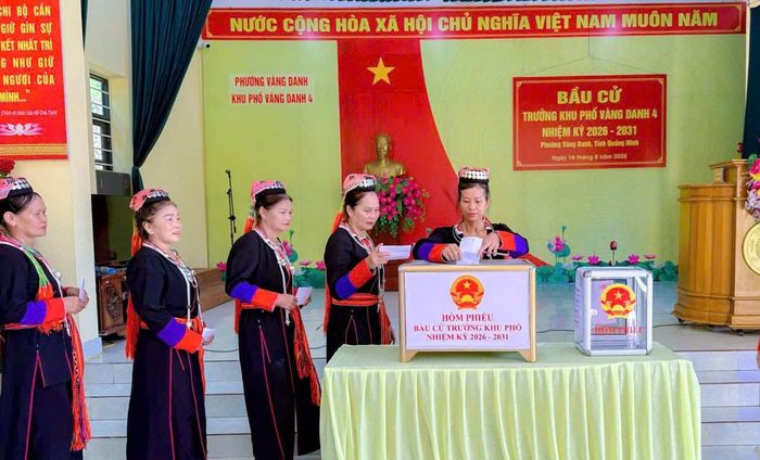 Cử tri khu phố Vàng Danh 4, phường Vàng Danh trách nhiệm với từng lá phiếu.
