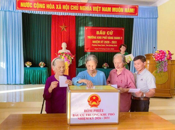 Cử tri cao tuổi khu phố Vàng Danh 2, phường Vàng Danh thực hiện bỏ phiếu trong không khí dân chủ, nghiêm túc và phấn khởi.