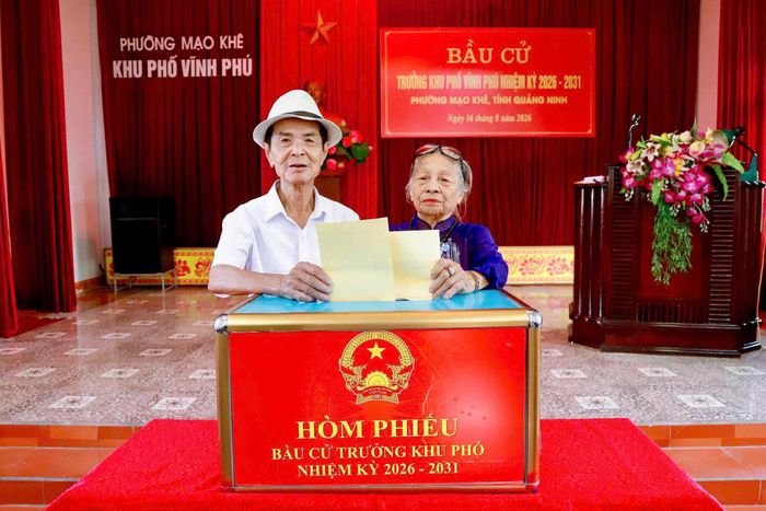 Ghi nhận tại các điểm bầu cử cho thấy không khí ngày bầu cử diễn ra trang trọng, dân chủ và phấn khởi. Lá phiếu nhỏ mang theo niềm tin lớn, thể hiện trách nhiệm của mỗi cử tri đại diện hộ gia đình.