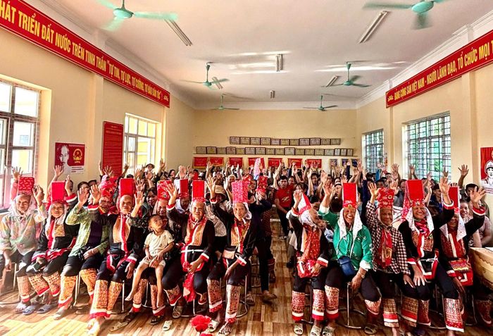 Sự đồng thuận được thể hiện bằng những cánh tay giơ cao biểu quyết của cử tri.