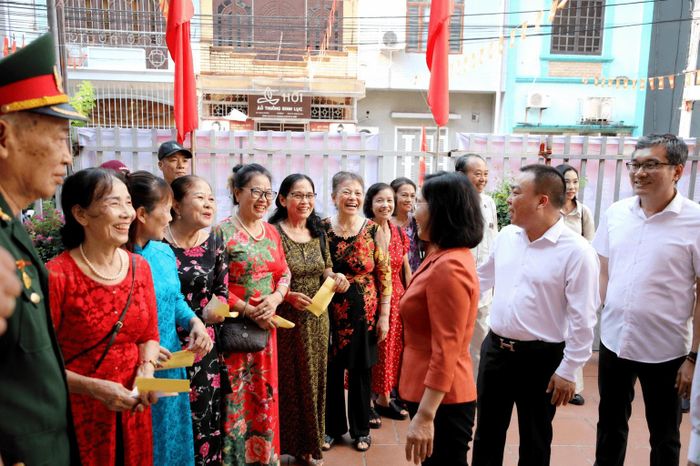 Sau khi bỏ phiếu tại khu phố Hồng Hà 4, đồng chí Trịnh Thị Minh Thanh, Phó Bí thư Thường trực Tỉnh ủy, Chủ tịch HĐND tỉnh Quảng Ninh, kiểm tra công tác tổ chức bầu cử tại khu phố Hồng Gai 2, phường Hồng Gai và khu phố Cao Xanh 7, phường Cao Xanh.