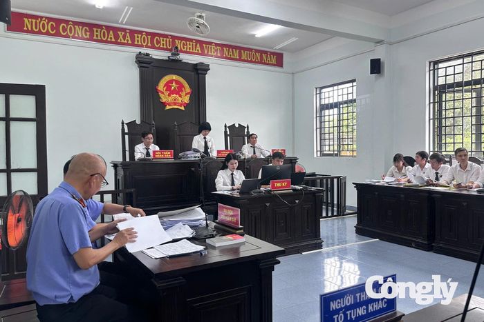 Hội đồng xét xử vụ án.