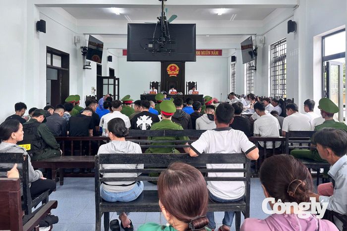 Toàn cảnh phiên toà xét xử vụ án Gây rối trật tự công cộng đối với 32 bị cáo.