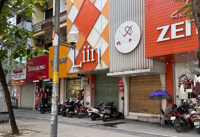 Nhiều cửa hàng thời trang đóng cửa. Ảnh: Duy Anh