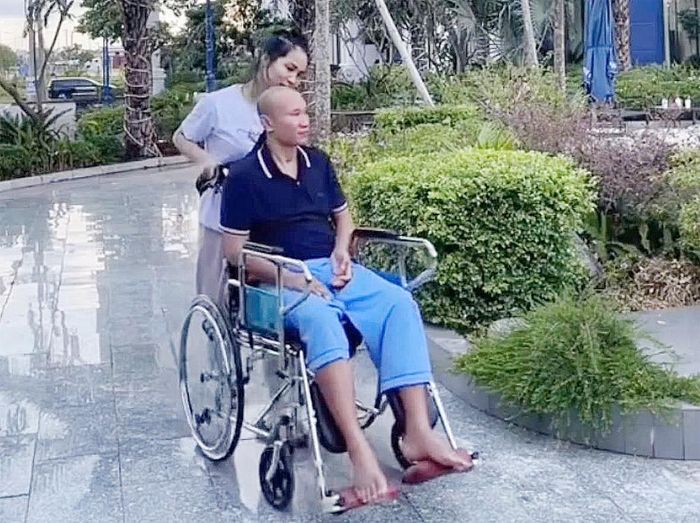 Anh Cường đang điều trị phục hồi chức năng tại một bệnh viện ở Nghệ An. Ảnh: NVCC.