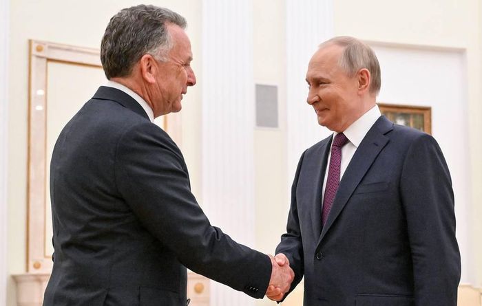 Tổng thống Nga Vladimir Putin (phải) và đặc phái viên Mỹ Steve Witkoff. Ảnh: TASS