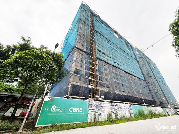 Đến ngày 7/8/2026, dự án vẫn quây tôn kín, dừng thi công.