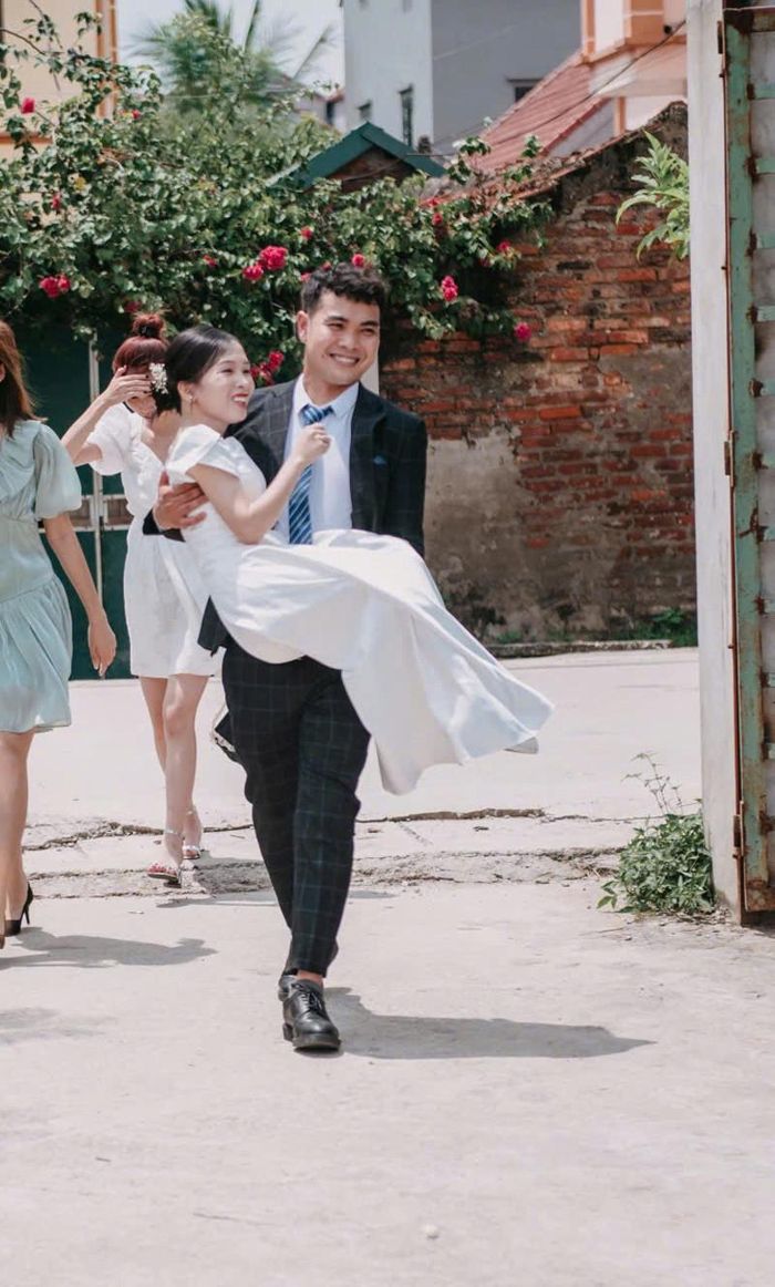 Chú rể bế vợ về nhà