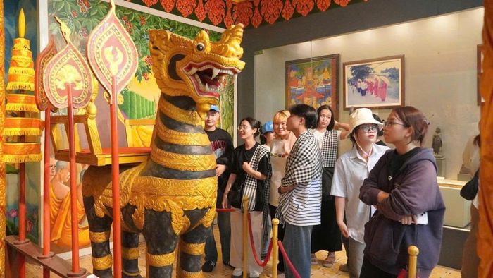Bảo tàng đang lưu giữ và trưng bày hơn 800 hiện vật, hình ảnh và tài liệu, phản ánh đầy đủ đời sống văn hóa vật chất và văn hóa tinh thần của đồng bào Khmer, từ truyền thống đến đương đại. Khu vực trưng bày chính nằm ở tầng trên của tòa nhà hai tầng, được bố trí gọn gàng, khoa học.