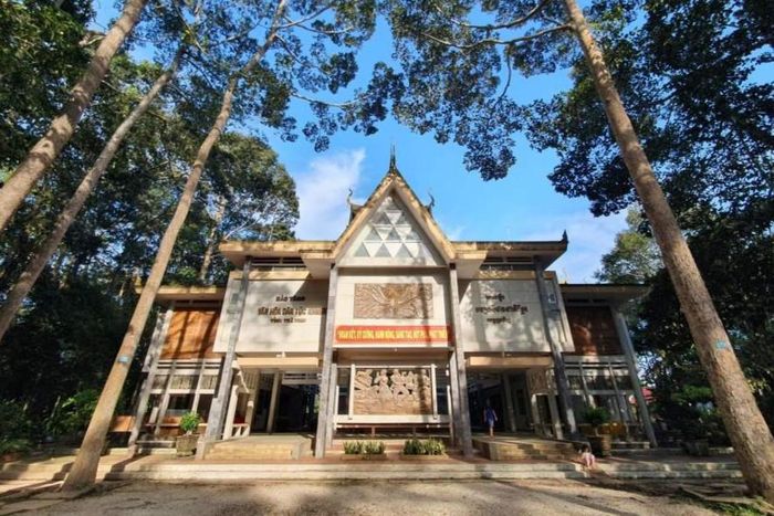 Nằm trong không gian rợp bóng cây của quần thể Ao Bà Om - Chùa Âng, Bảo tàng Văn hóa Dân tộc Khmer ở tỉnh Vĩnh Long vẫn đều đặn mở cửa đón khách tham quan. Đây là một trong những địa chỉ văn hóa tiêu biểu, lưu giữ dấu ấn đời sống và bản sắc của cộng đồng Khmer Nam Bộ.