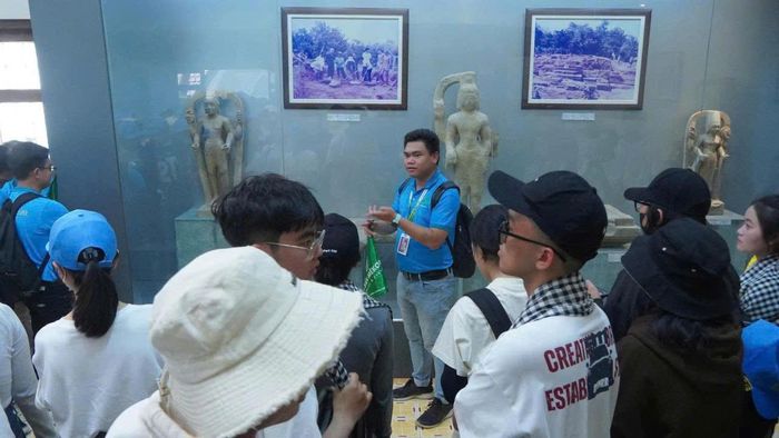Dù không gian trưng bày không quá lớn, nhưng cách sắp xếp theo chủ đề giúp người xem có cái nhìn tương đối đầy đủ về đời sống văn hóa Khmer.