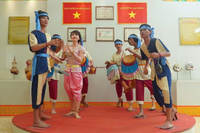 Phòng trưng bày không gian văn hóa - nghệ thuật, nơi giới thiệu các loại hình diễn xướng như múa Rô-băm, sân khấu Dù-kê, dàn nhạc ngũ âm. Nhạc cụ, trang phục và mặt nạ sân khấu được trưng bày trực quan, thu hút đông đảo khách tham quan.