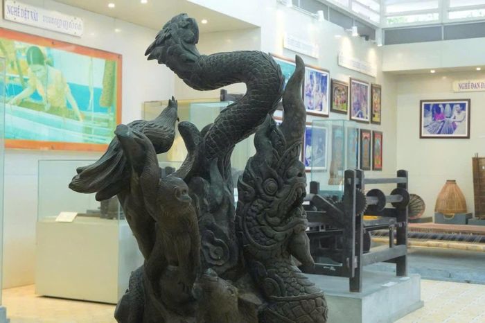 Bảo tàng được chia thành nhiều phòng theo các chủ đề cụ thể. Không gian trưng bày của bảo tàng phản ánh toàn diện đời sống văn hóa của đồng bào Khmer, từ văn hóa tâm linh gắn với Phật giáo Nam tông Khmer, đời sống sinh hoạt và lao động sản xuất, các làng nghề truyền thống, nghệ thuật diễn xướng dân gian - đương đại đến phong trào cách mạng trong hai cuộc kháng chiến giai đoạn 1930 - 1975.