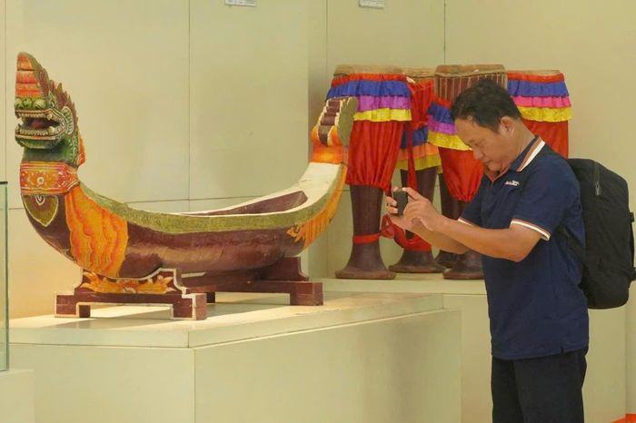 Đến tham quan bảo tàng, anh Phạm Đỗ Minh Trung (phường Cái Khế, TP. Cần Thơ) chia sẻ, nhìn những chiếc ghe gỗ được thu nhỏ trưng bày trong bảo tàng cho thấy sự tỉ mỉ và khéo léo của người làm ra chúng. Các mô hình ghe gợi lại rõ nét đời sống sông nước gắn bó lâu đời của đồng bào Khmer.