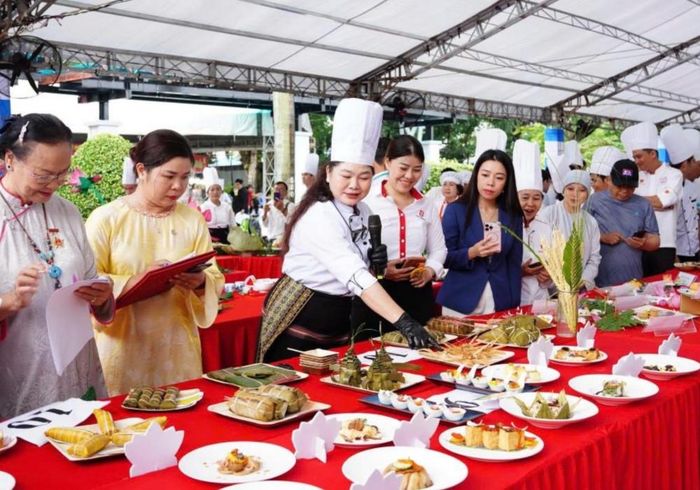 Các nghệ nhân chế biến món ăn từ sen trong lễ hội.