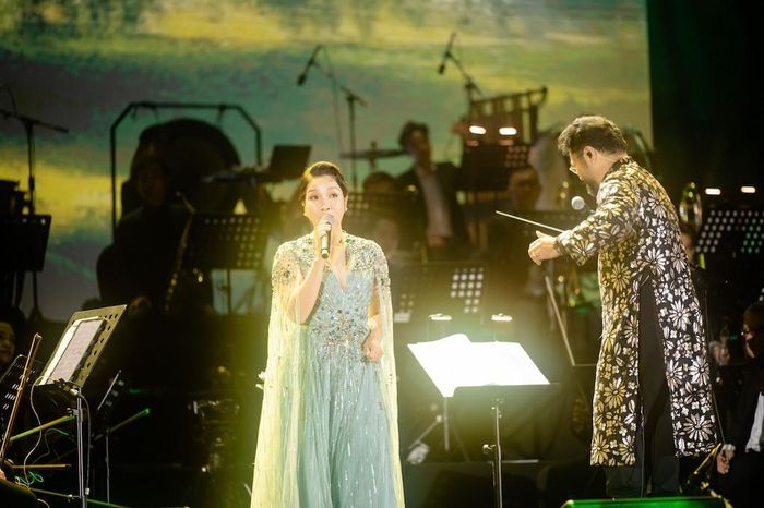 Mỹ Linh khi hát nhạc của Thanh Tùng ở một tâm thế thảnh thơi, nhẹ nhàng và bay bổng. "Lời tỏ tình của mùa xuân", "Lối cũ ta về" và ngay cả bản song ca "Giọt sương trên mí mắt" cùng con gái Mỹ Anh, diva đều rất khoan thai, không cần cố trưng trổ giọng hát.