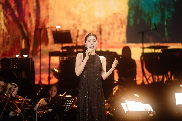 Lệ Quyên được giao hai nhạc phẩm mình yêu thích "Em và tôi", "Giọt nắng bên thềm". Trên sân khấu, cô gửi lời cảm ơn đến diva Thanh Lam đã ‘nhường’ bài tủ cho mình, để Lệ Quyên được làm mới theo chất riêng.