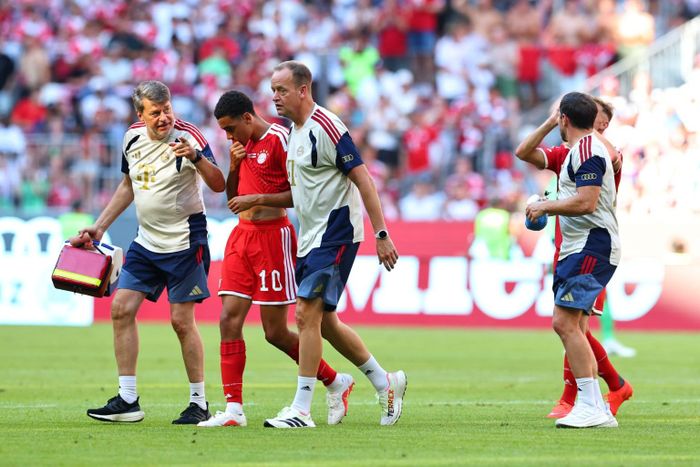Được các bác sĩ chăm sóc, Musiala có thể tự đi ra khỏi sân - Ảnh: SunSport