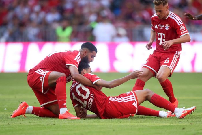 Hình ảnh Saibari chạy lại đỡ Musiala - Ảnh: SunSport