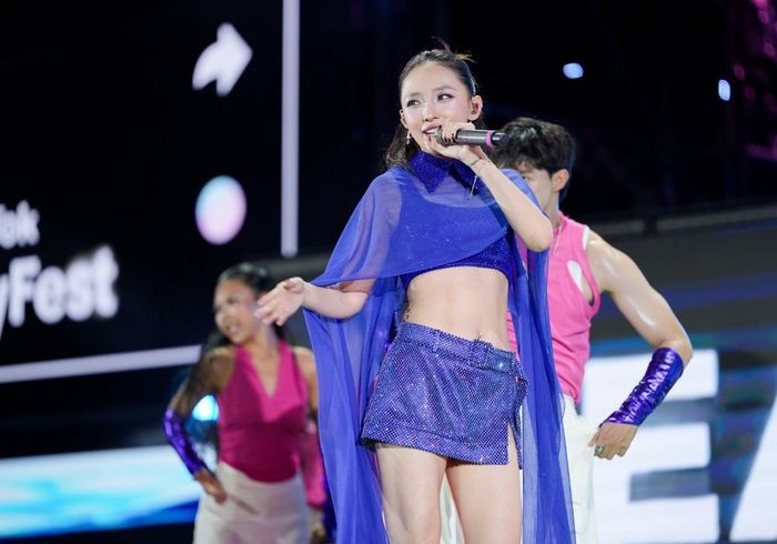 Đại nhạc hội "Style up, Vibe on" (Tỏa phong cách - bật chất riêng) thuộc khuôn khổ TikTok Beauty Fest 2026 vừa diễn ra tối 15/8 tại Công viên Bờ sông Sài Gòn, thu hút hàng chục nghệ sĩ và hàng nghìn khán giả. Ca sĩ Tóc Tiên là 1 trong những gương mặt nổi bật nhận nhiều sự chú ý.