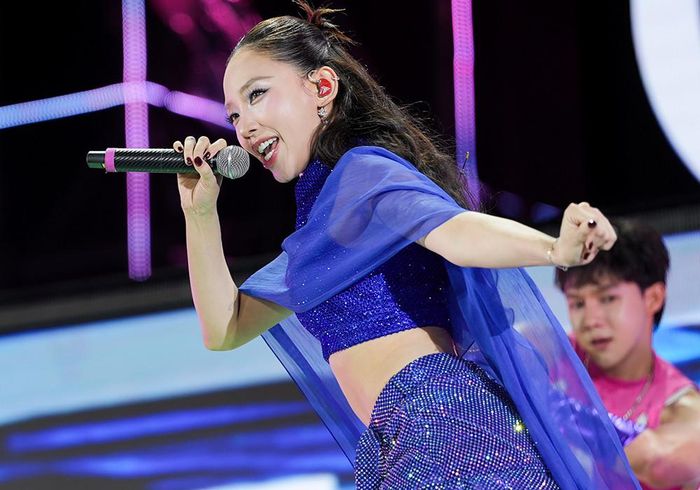Xuất hiện ở gần cuối, ca sĩ khuấy động không khí đêm nhạc với Mashup "Không ai hơn em đâu anh", "906090"; "Người còn thương em không" và "Đậm đà".