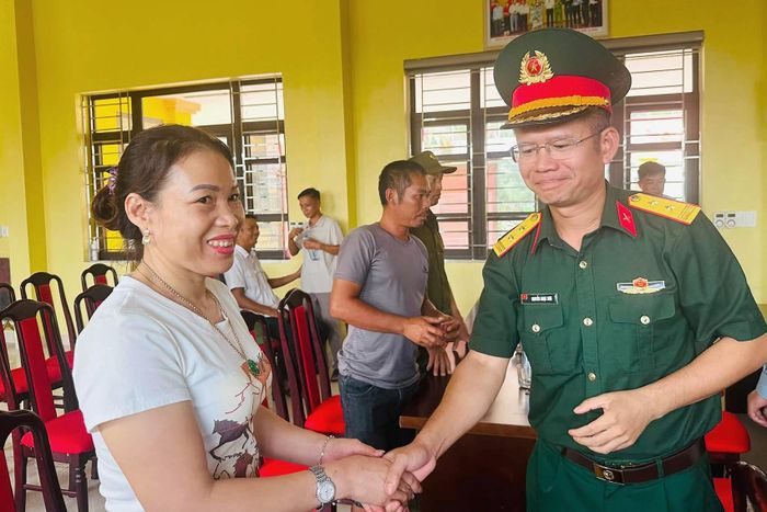 Ông Nguyễn Ngọc Sơn, Chỉ huy trưởng Ban Chỉ huy Quân sự đặc khu Cô Tô, trò chuyện với cử tri tại điểm bầu cử thôn Trần. Ảnh: Đ.X