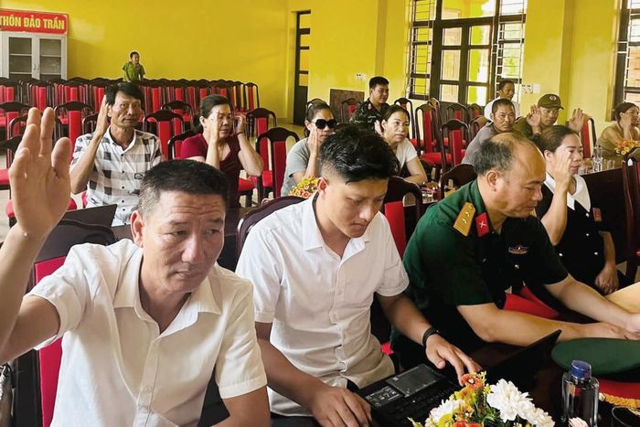 Các cử tri biểu quyết bầu trưởng thôn. Ảnh: Đ.X
