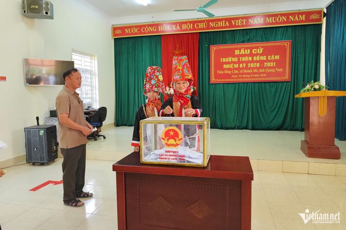 Cử tri vui mừng tự tay bỏ phiếu vào hòm tại điểm bầu cử thôn Đồng Cậm. Ảnh: P.C