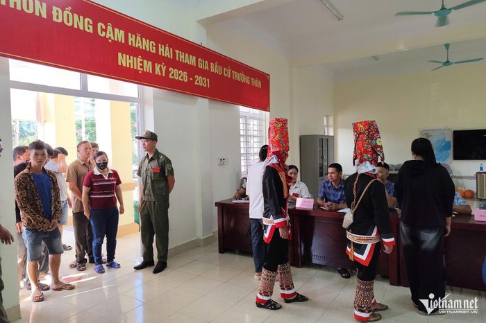 Người dân xã Hoành Mô tập trung đi bầu trưởng thôn, bản, khu phố. Ảnh: P.C