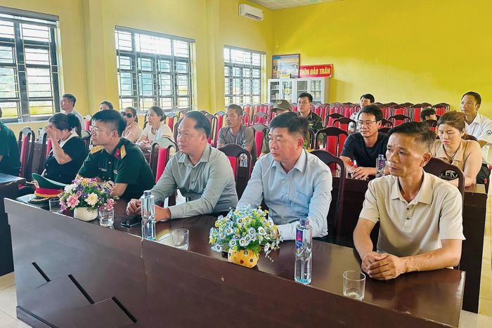 Tại thôn Trần, trên đảo tiền tiêu vùng biển Đông Bắc, 12 cử tri đại diện các hộ gia đình trên đảo tham gia bầu trưởng thôn. Ảnh: Đ.X