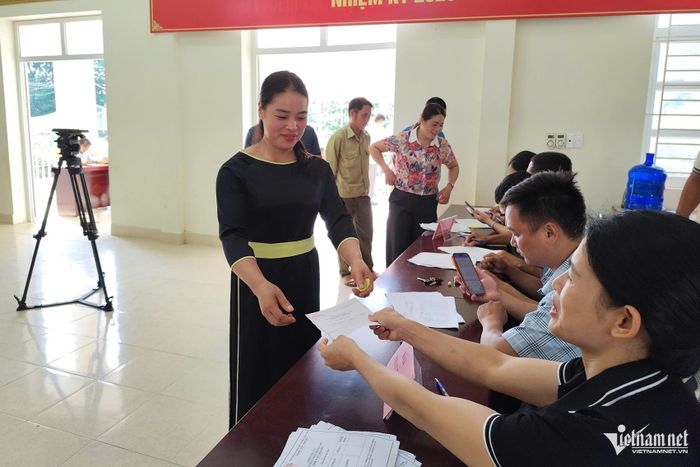 Cử tri Trần Thị Lường làm thủ tục bỏ phiếu bầu trưởng thôn tại thôn Đồng Cậm, xã Hoành Mô. Ảnh: P.C