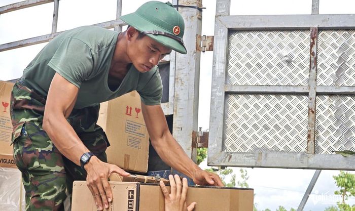 Để góp phần đẩy nhanh tiến độ, Bộ Chỉ huy Quân sự TP Huế hỗ trợ 150 cán bộ, chiến sĩ tham gia thi công.
