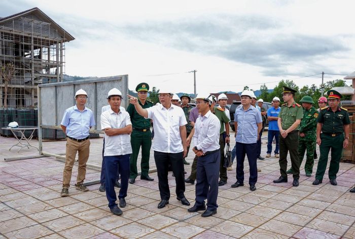 Chủ tịch UBND TP Huế Lê Trí Thanh kiểm tra dự án. Ảnh: Cổng thông tin TP Huế.