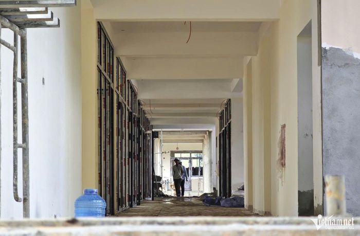 Các tốp thợ chia nhau phụ trách các khu vực, hối hả đẩy nhanh tiến độ từng hạng mục.