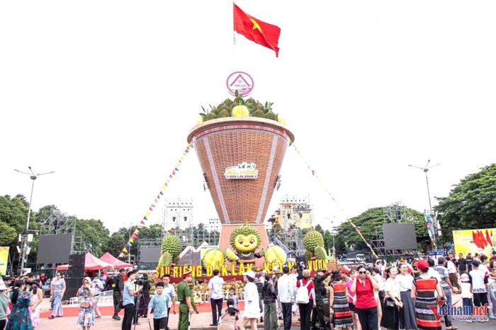 Chiếc gùi khổng lồ thu hút du khách thập phương chiêm ngưỡng. Ảnh: Hải Dương