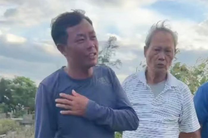 Thời khắc anh Thanh bơi được về bờ sau 10 giờ lênh đênh trên biển. Ảnh: CTV
