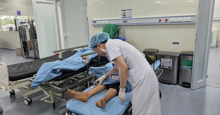 Nạn nhân bị thương được đưa đến bệnh viện cấp cứu. Ảnh: NT