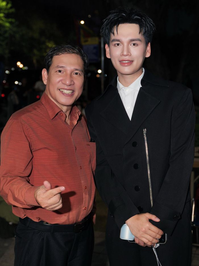 Ca sĩ Nguyễn Trần Trung Quân vừa biểu diễn tại chương trình nghệ thuật chính luận "81 mùa bình yên". Anh đăng ảnh thân thiết bên danh hài Quang Thắng. Đáng chú ý, tên anh đang bất ngờ được tìm kiếm nhiều trên google. 