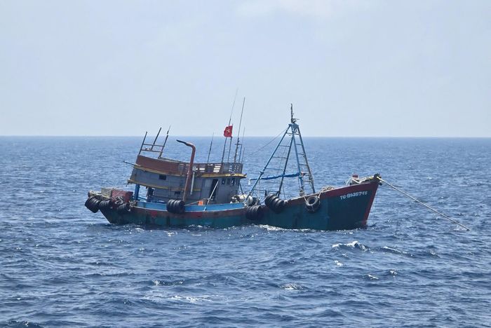 Tàu chở 130.000 lít dầu D.O. không rõ nguồn gốc trên biển Cà Mau. Ảnh: Bộ Tư lệnh Vùng Cảnh sát biển 4