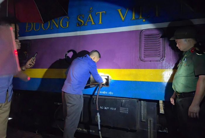 Các đối tượng thông đồng với nhân viên lái tàu để mở van hút trộm dầu từ đầu máy trong lúc tàu dừng đỗ. Ảnh: Công an Nghệ An
